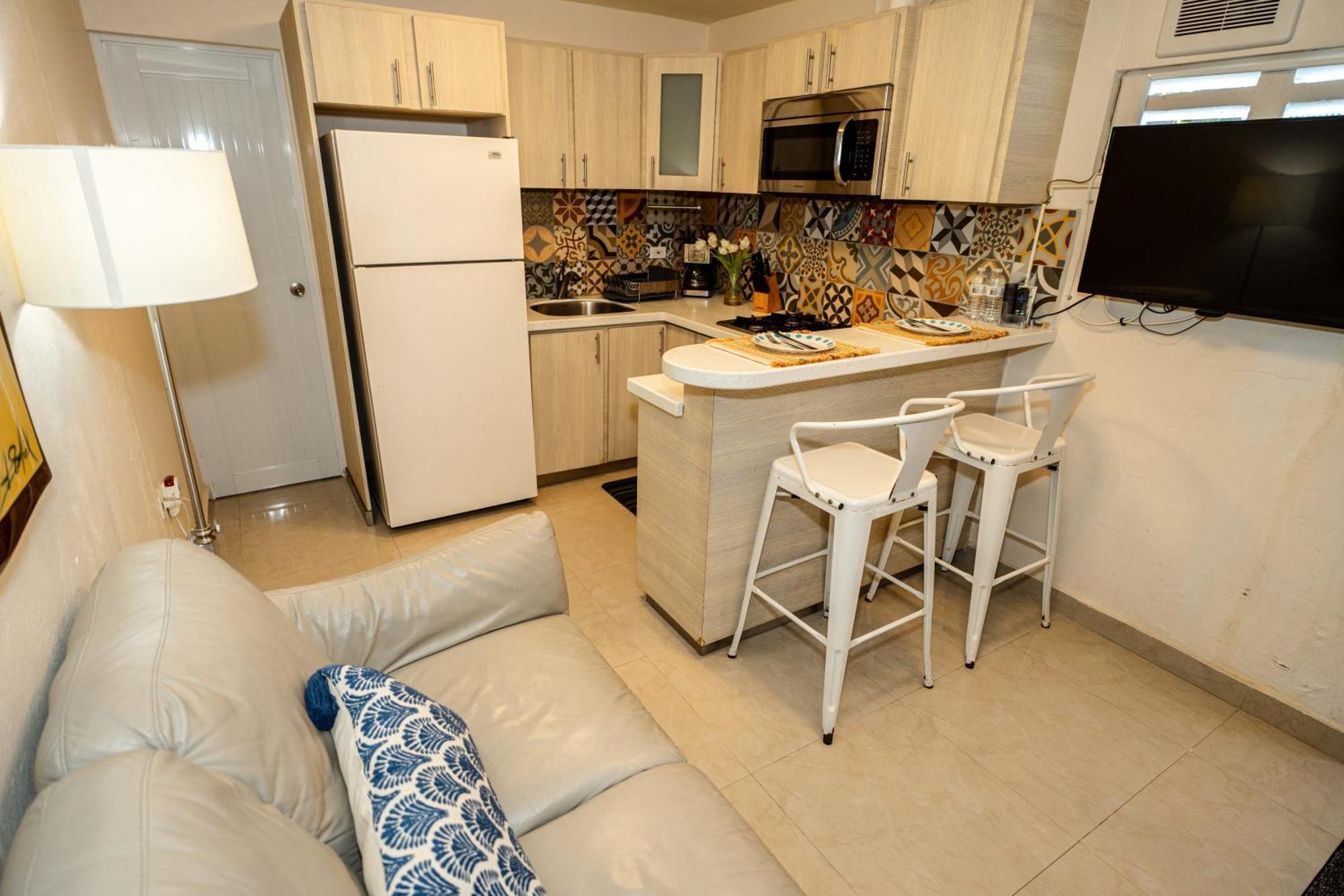 Apartamento Compact Haven With Private Entrance And Free Parking And Laundry Ponce Exterior foto