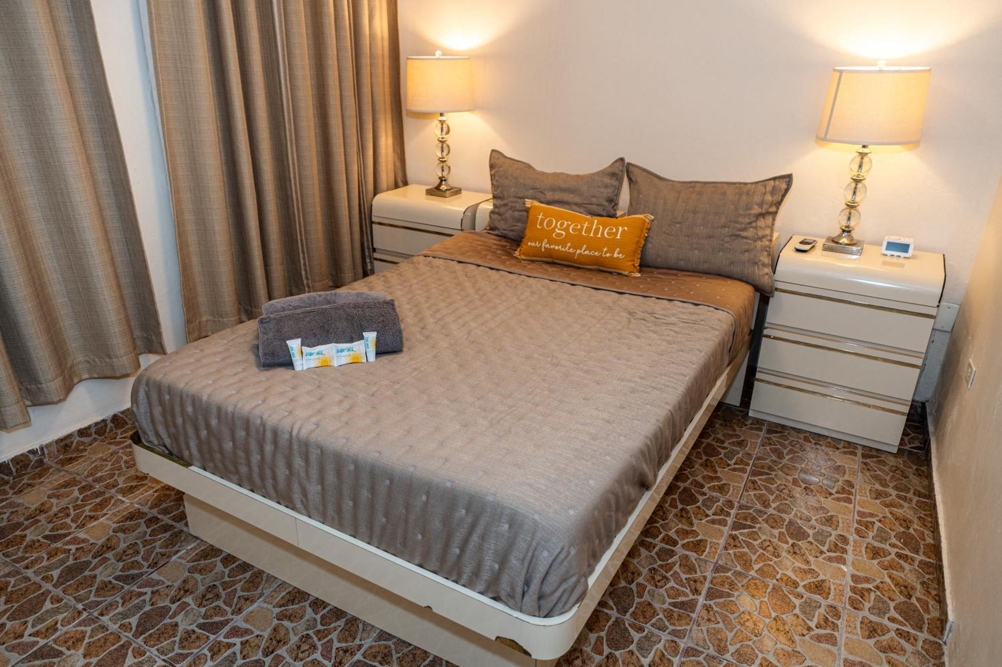 Apartamento Compact Haven With Private Entrance And Free Parking And Laundry Ponce Exterior foto