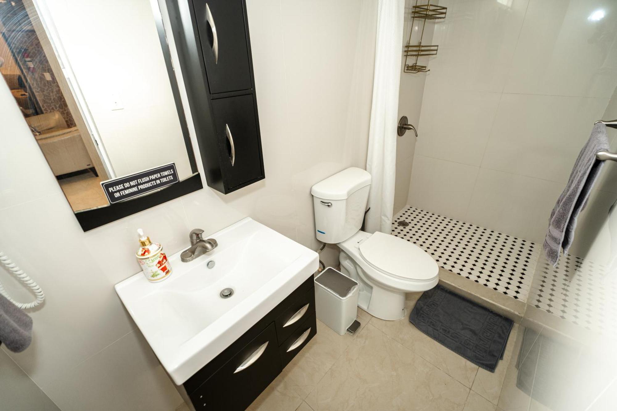 Apartamento Compact Haven With Private Entrance And Free Parking And Laundry Ponce Exterior foto