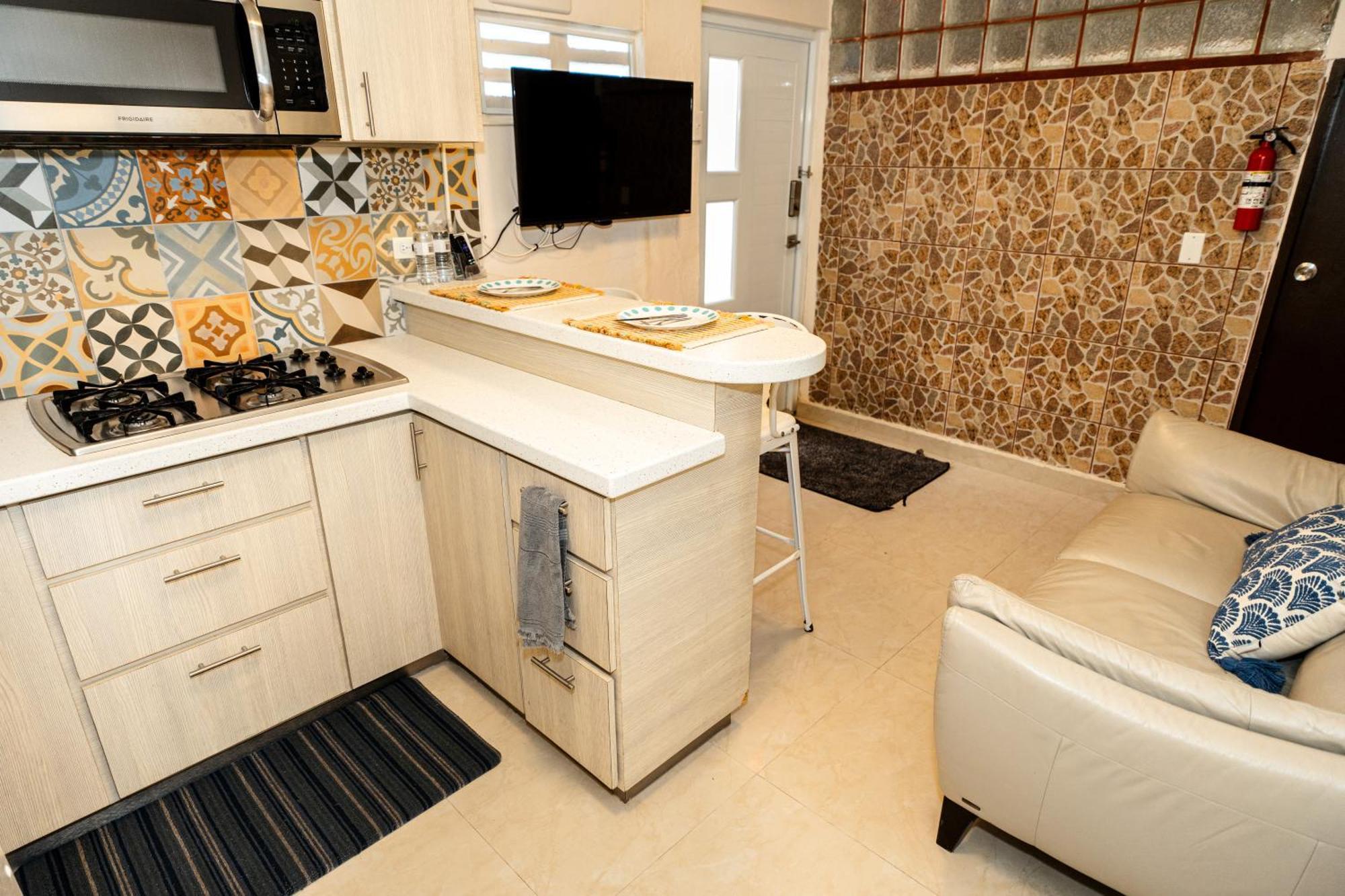 Apartamento Compact Haven With Private Entrance And Free Parking And Laundry Ponce Exterior foto